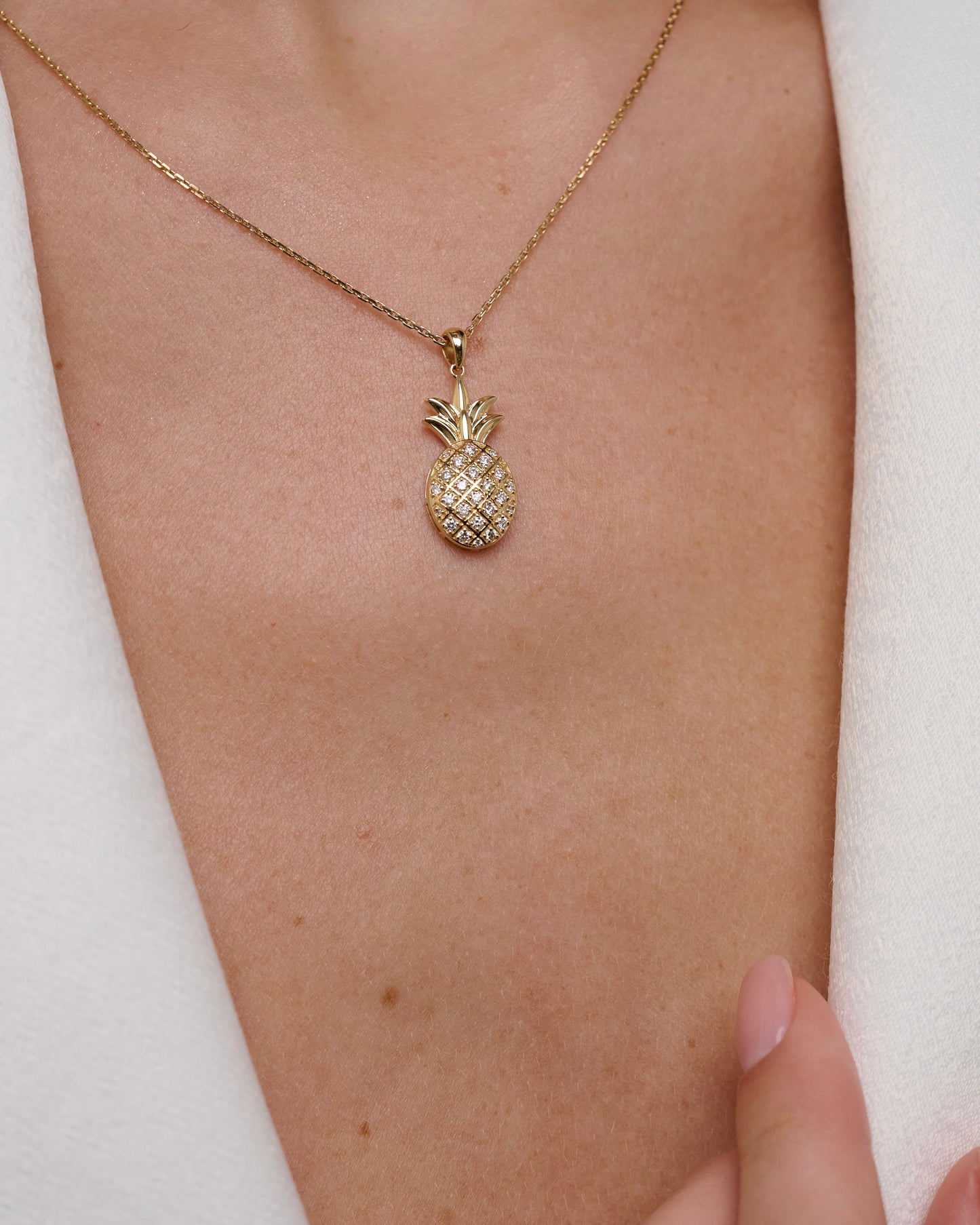 Pineapple Necklace in Diamond