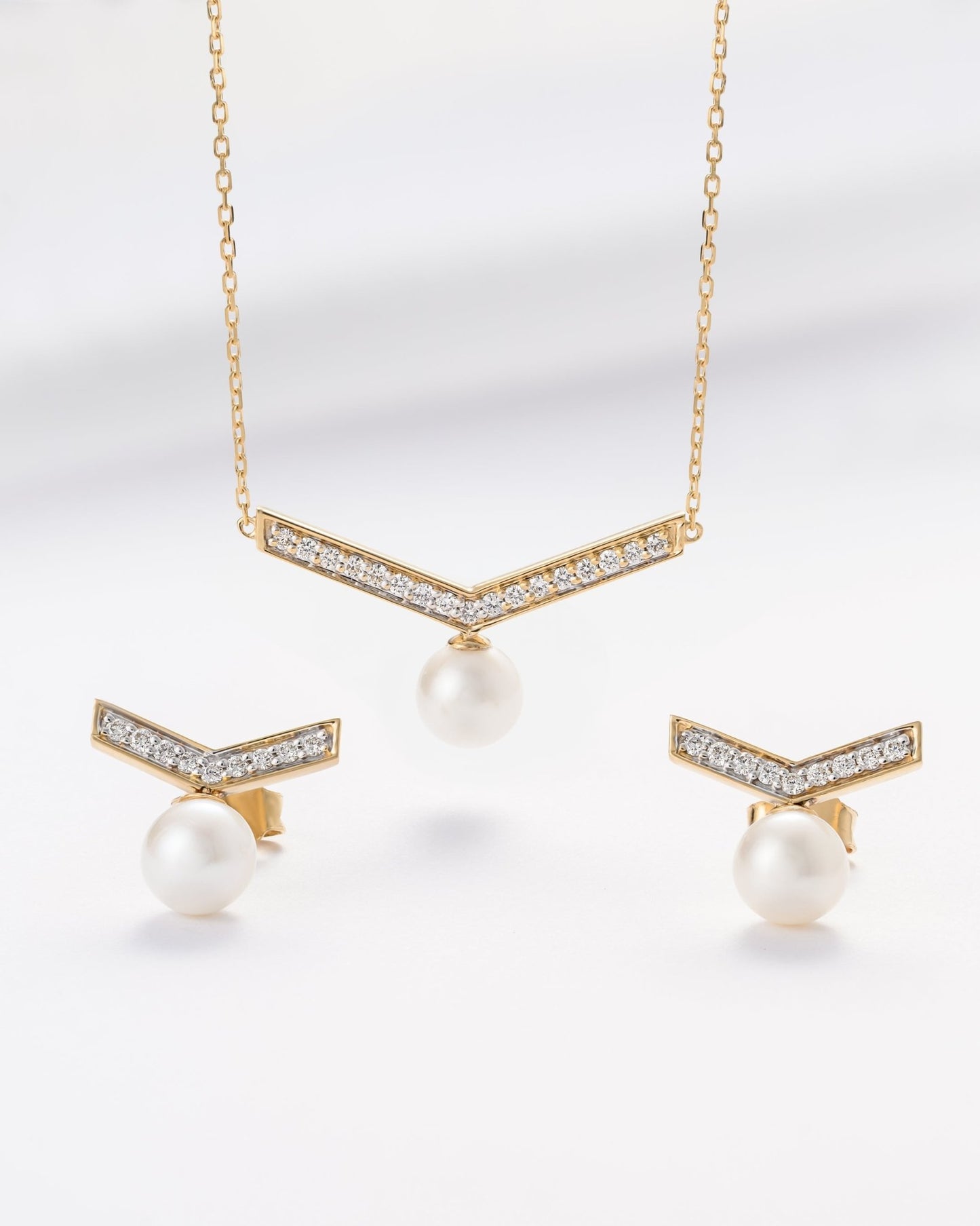 Arlene Necklace in Diamond and Freshwater Pearl - 18k Gold - Lynor