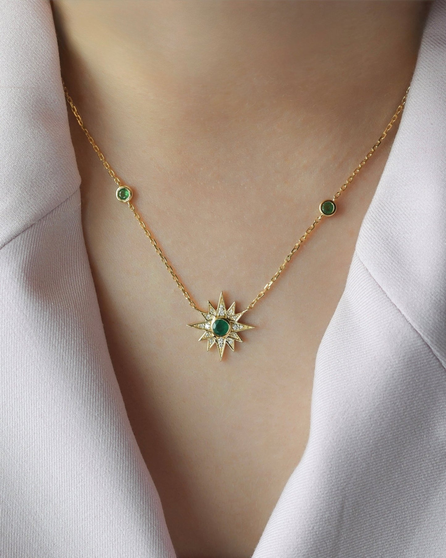 Astra Necklace in Diamond and Emerald - 18k Gold - Lynor