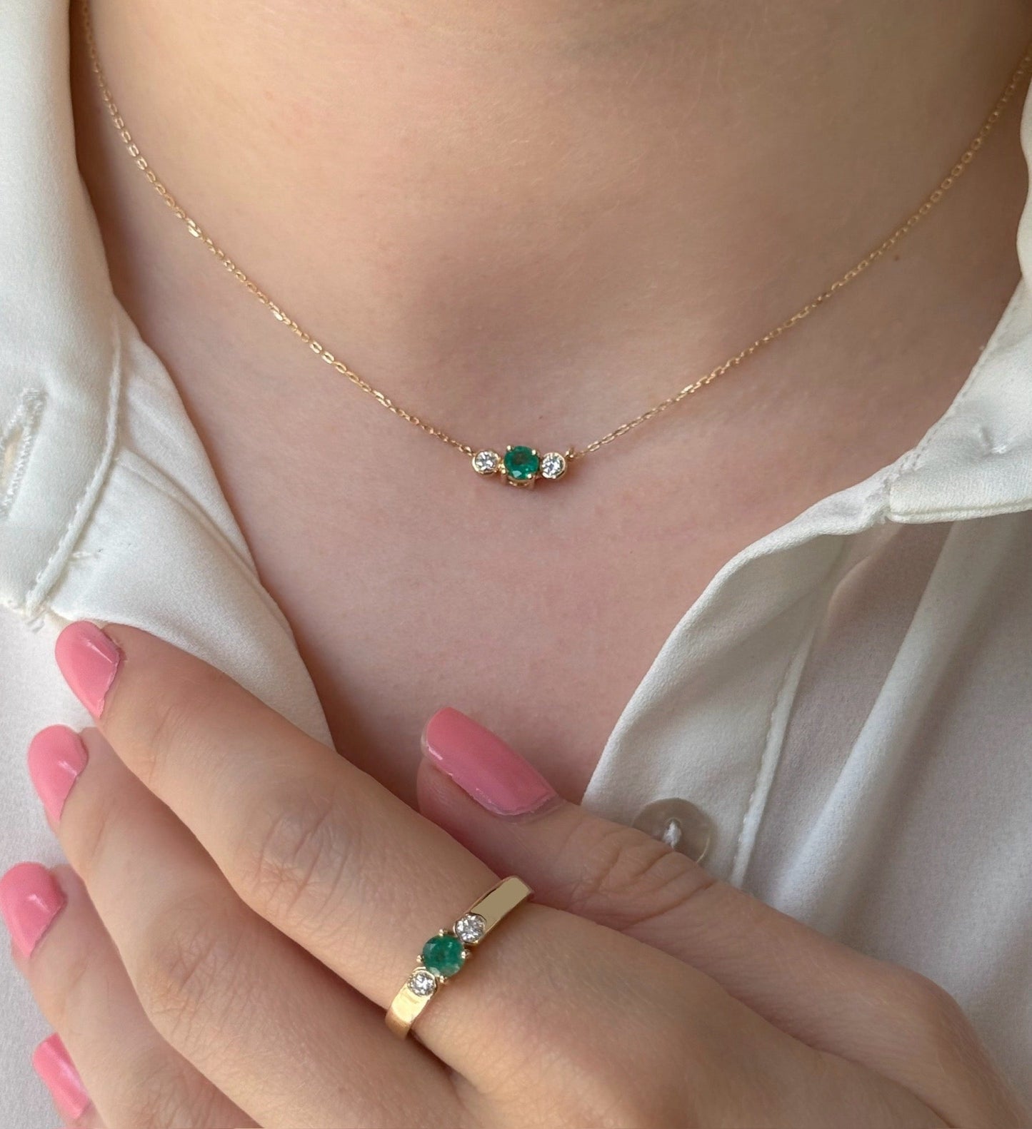 Avril Ring in Diamond and Emerald - 18k Gold - Lynor