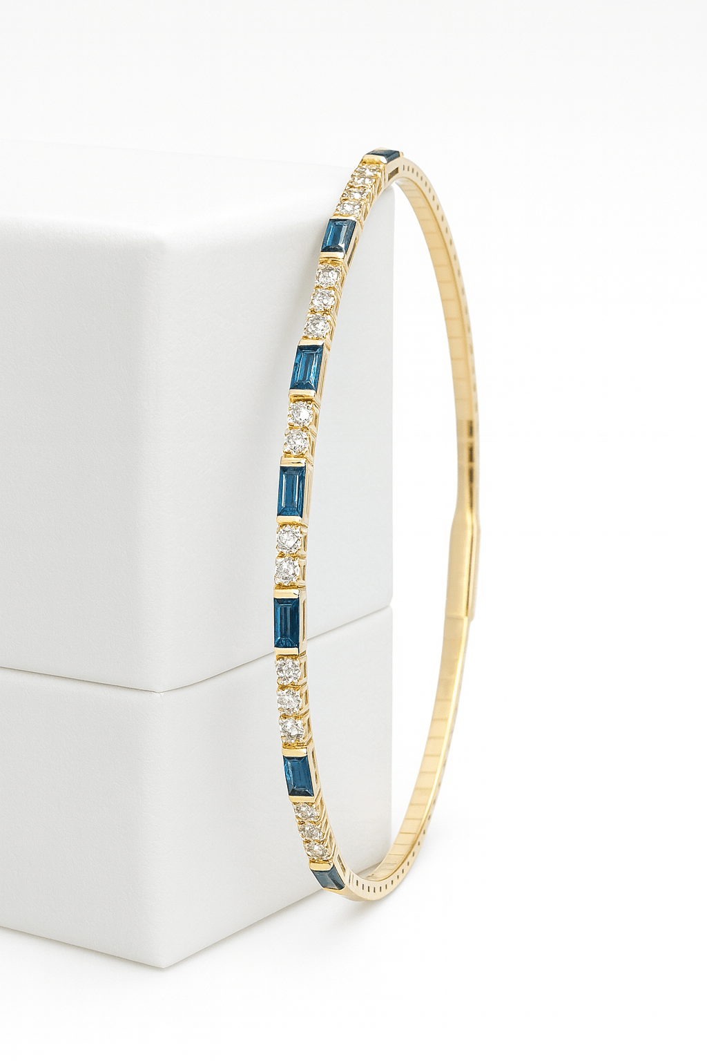 Baguette Bangle in Diamond and Sapphire - 18k Gold - Lynor