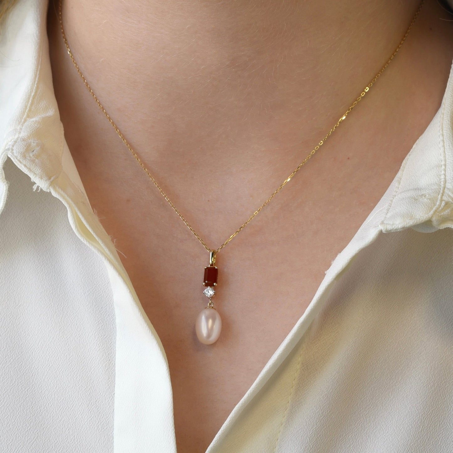Dylan Necklace in Diamond, Garnet & Pearl - 18k Gold - Lynor
