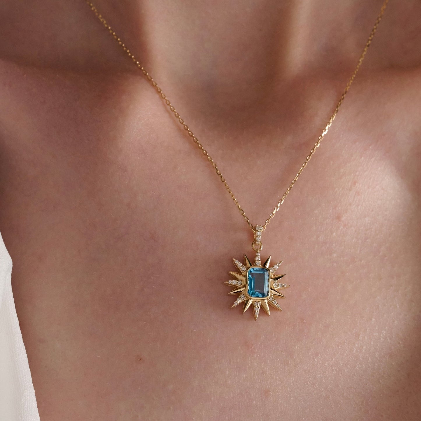 Estelle Necklace in Diamond and Topaz - 18k Gold - Lynor