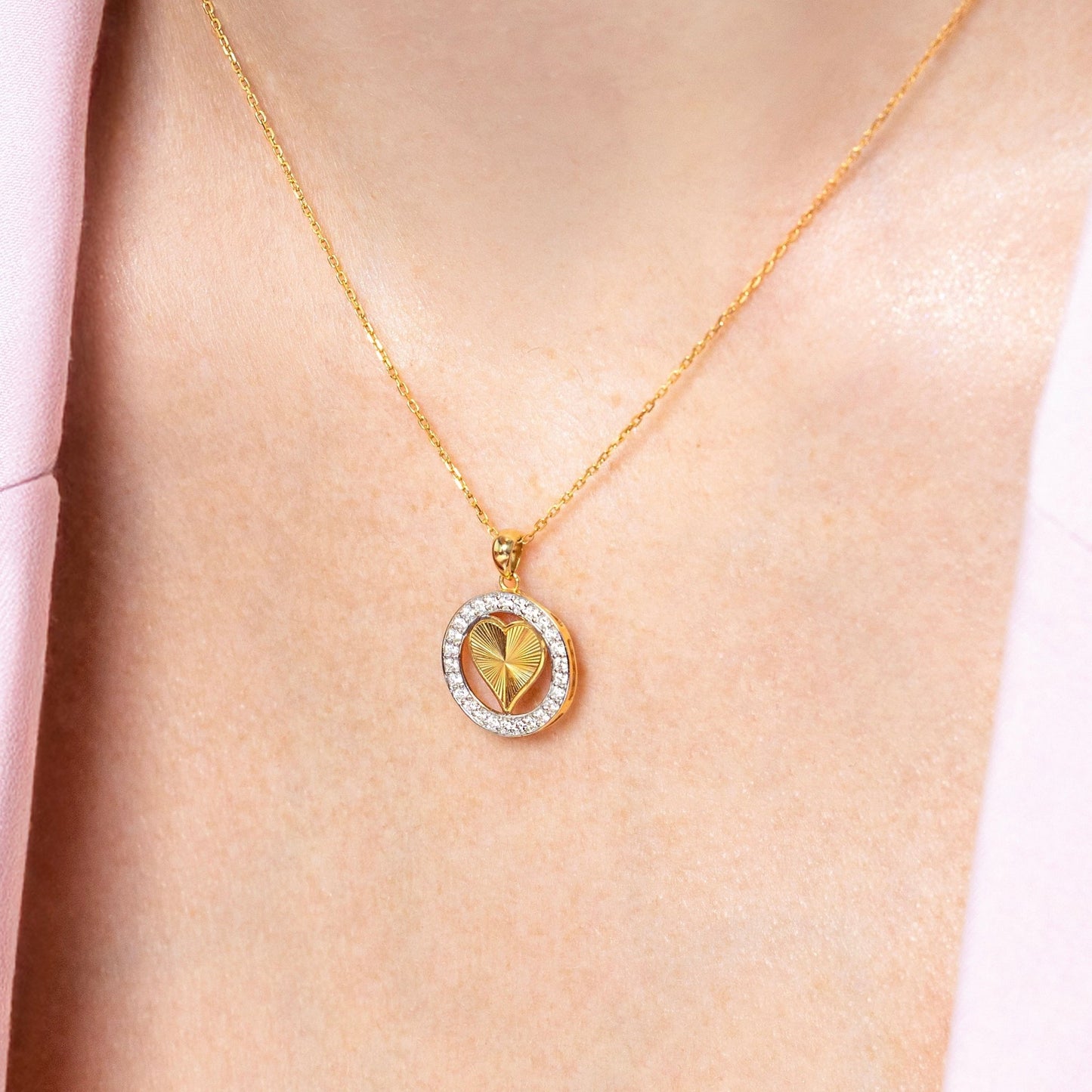 Halo Heart Necklace in Diamond - 18k Gold - Lynor