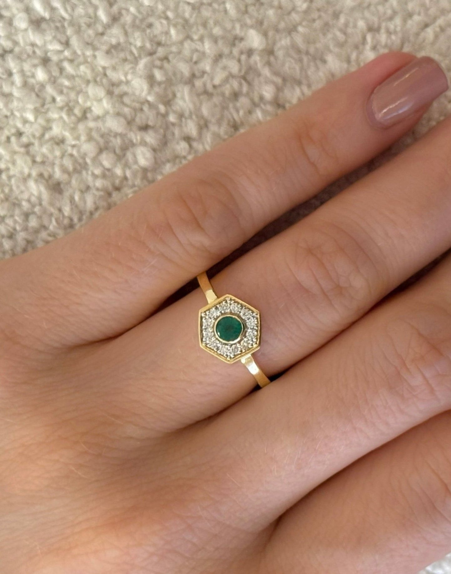 Hestia Ring in Diamond and Emerald - 18k Gold - Lynor