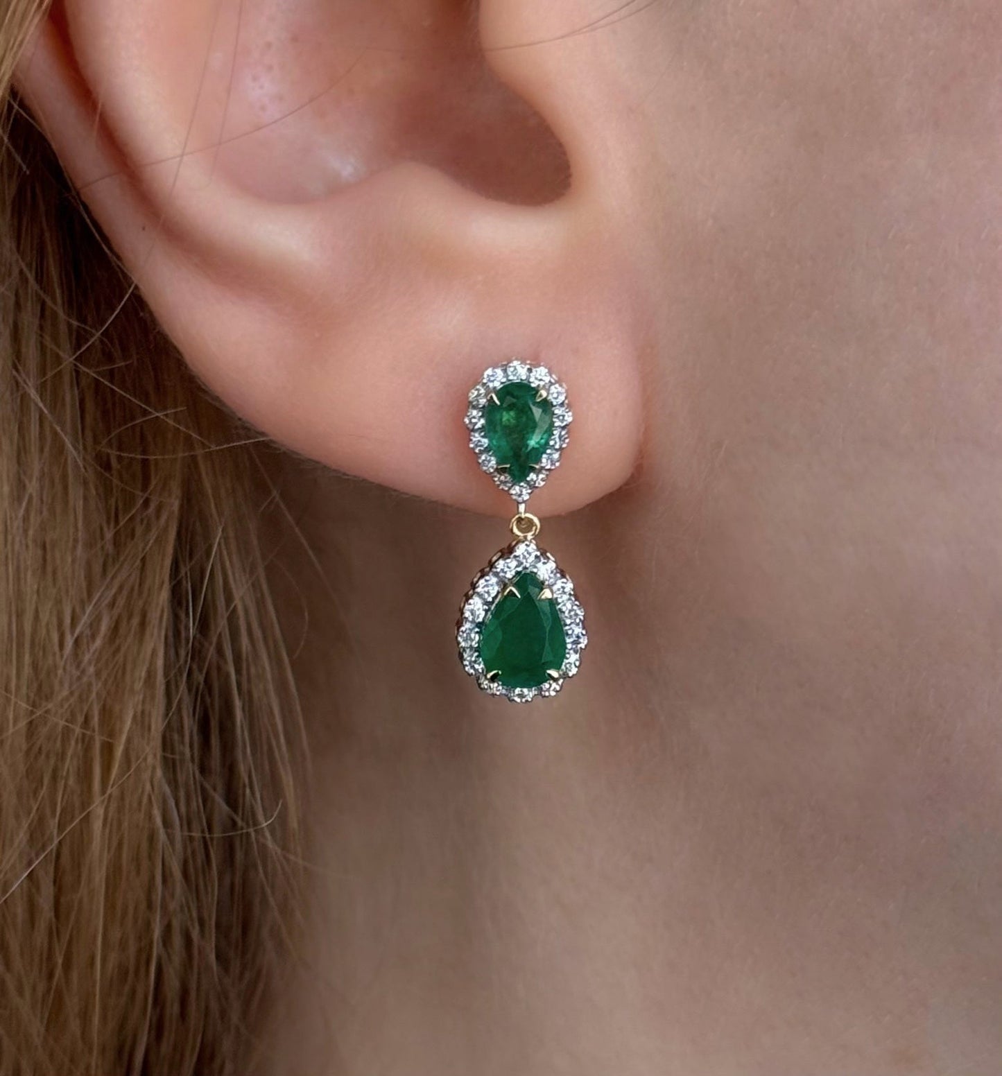 Inez Earrings in Diamond and Emerald - 18k Gold - Lynor