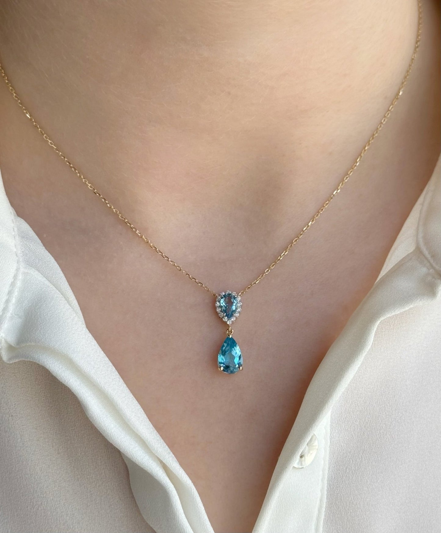 Inez Necklace in Diamond and Topaz - 18k Gold - Lynor