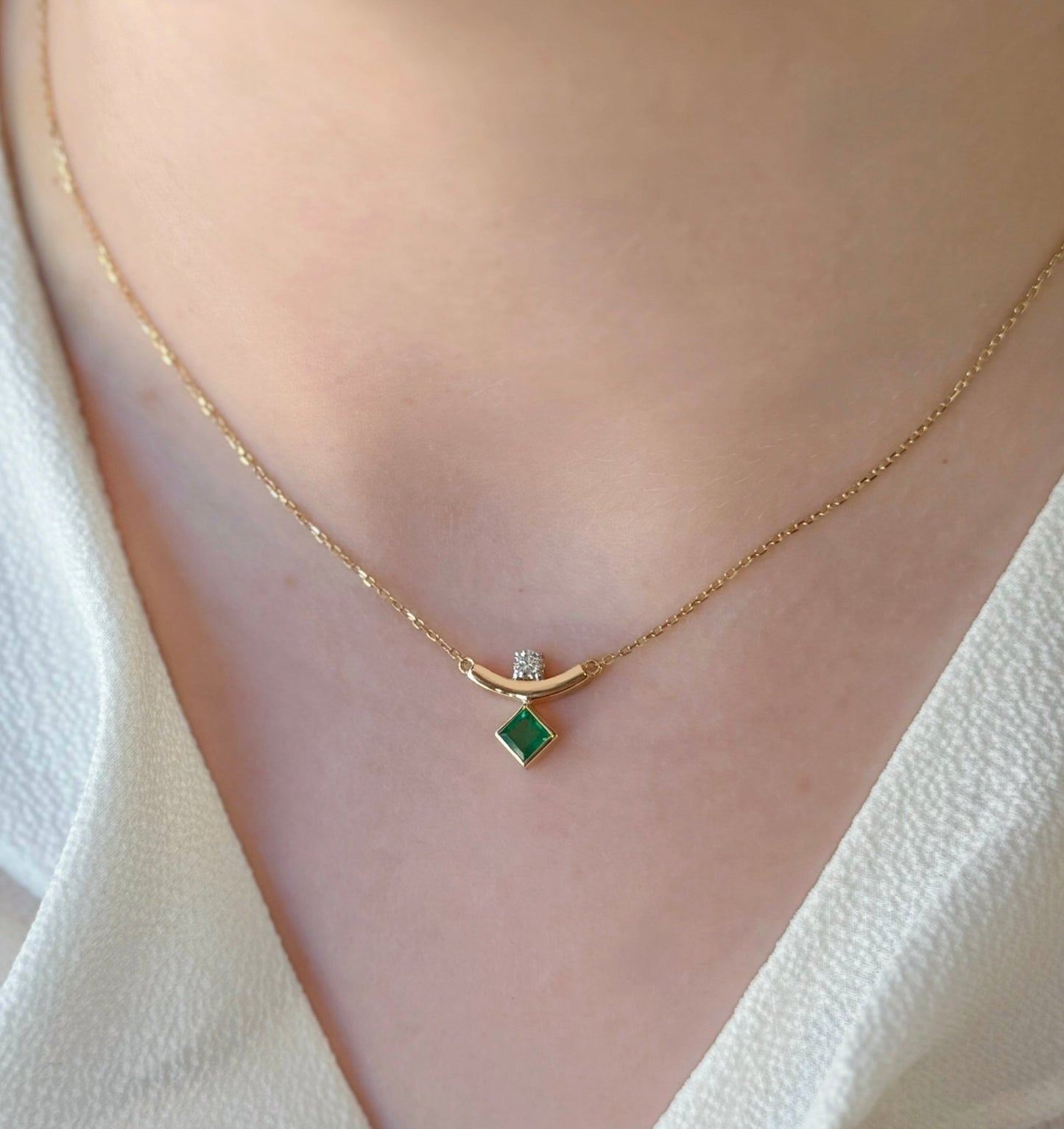 Metah Necklace in Diamond and Emerald - 18k Gold - Lynor