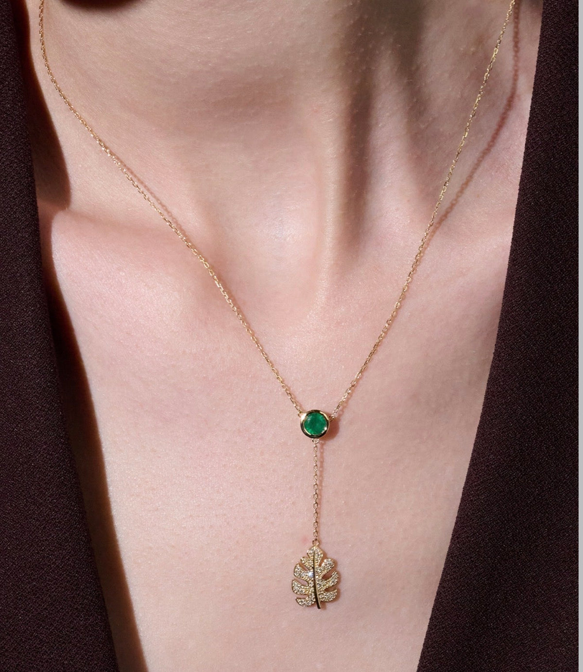 Monstera Lariat Necklace in Diamond and Emerald - 18k Gold - Lynor