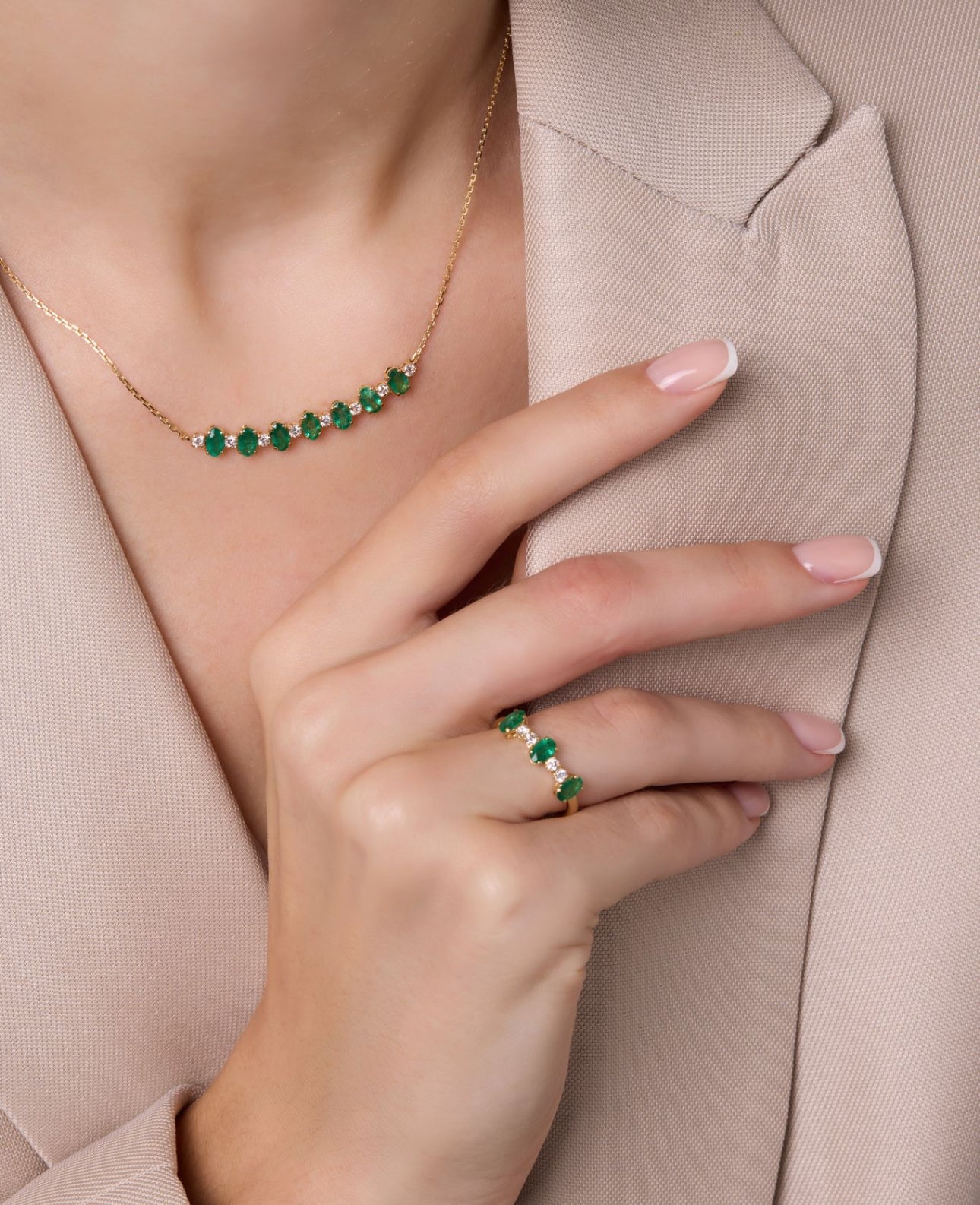 Oval Ring in Diamond and Emerald - 18k Gold - Lynor