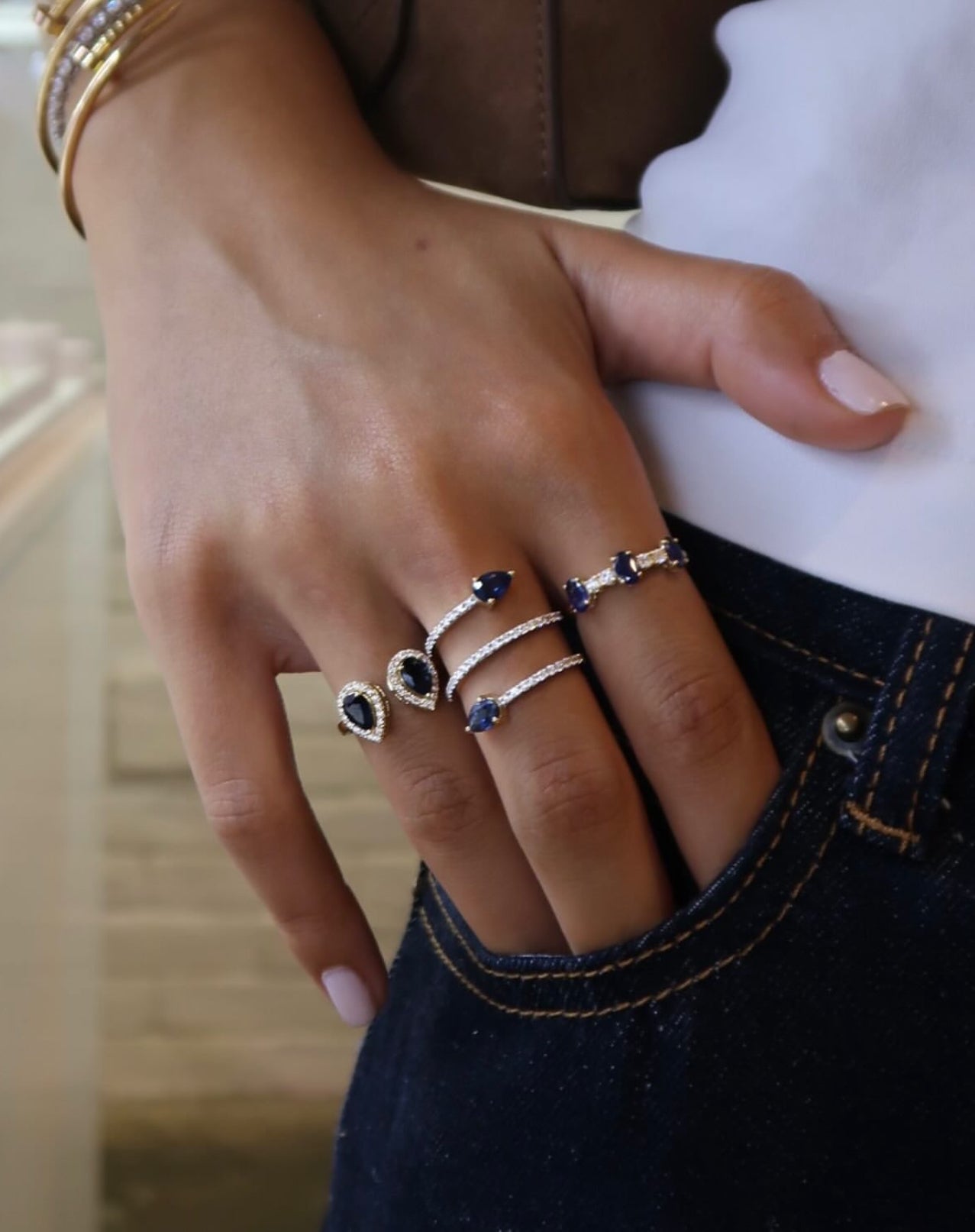Oval Ring in Diamond and Sapphire - 18k Gold - Lynor