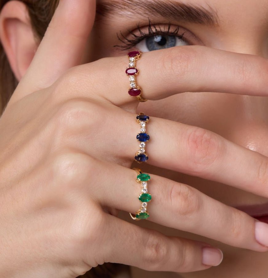 Oval Ring in Diamond and Sapphire - 18k Gold - Lynor
