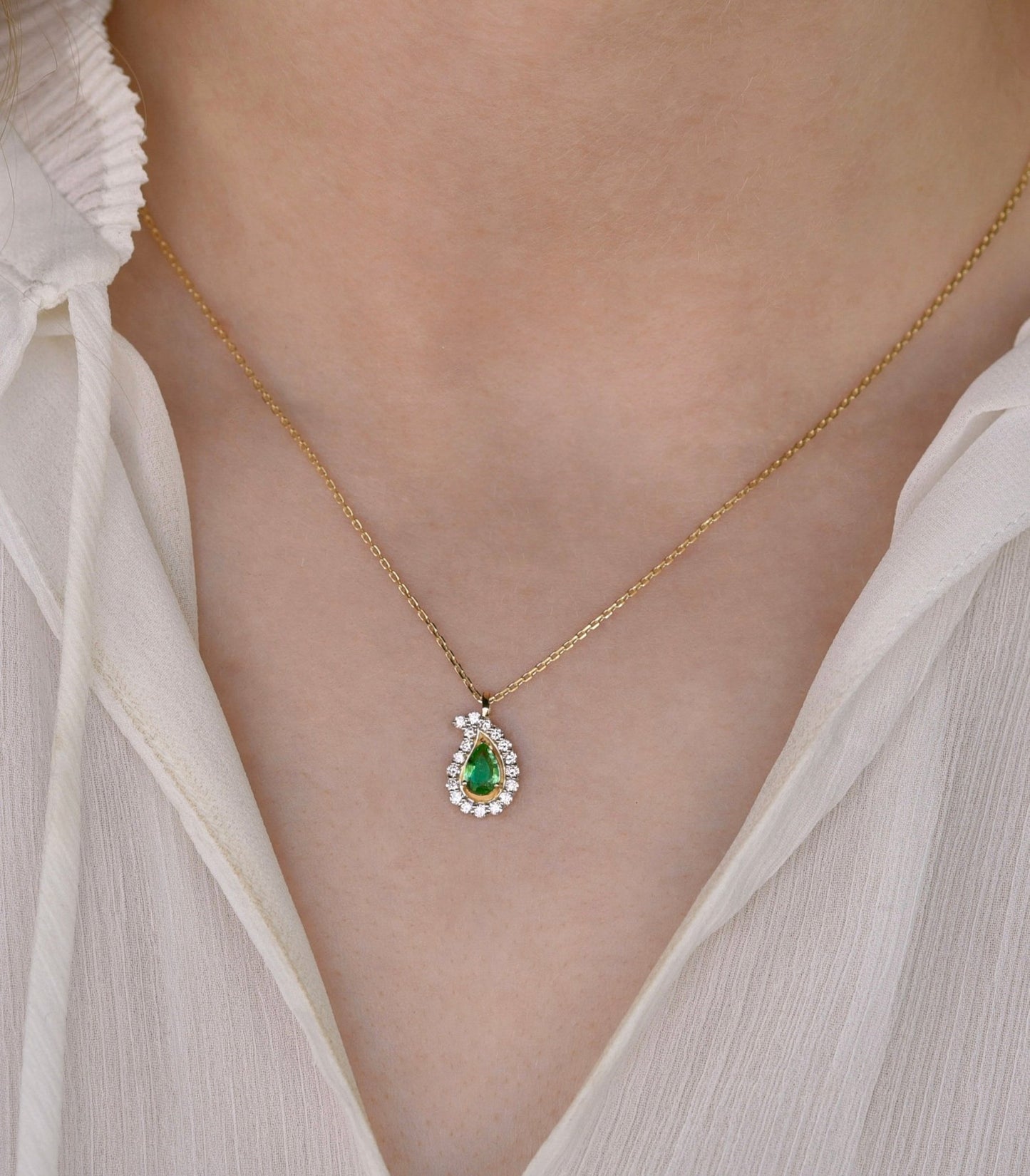 Paisley Necklace in Diamond and Emerald - 18k Gold - Lynor