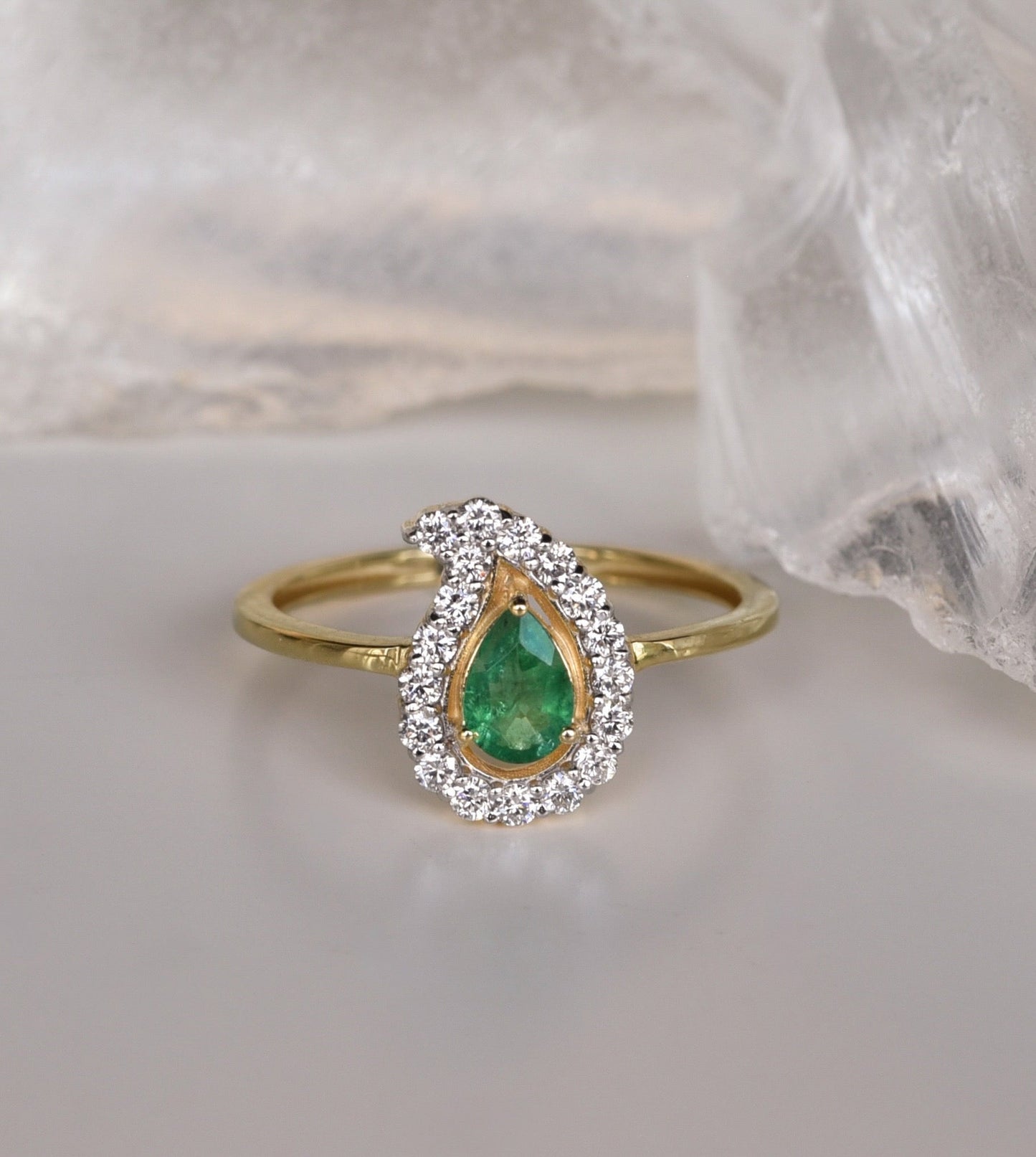 Paisley Ring in Diamond and Emerald - 18k Gold - Lynor