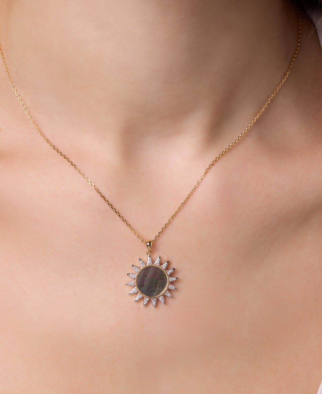 Rays Necklace in Diamond and Black Mother of Pearl - 18k Gold - Lynor
