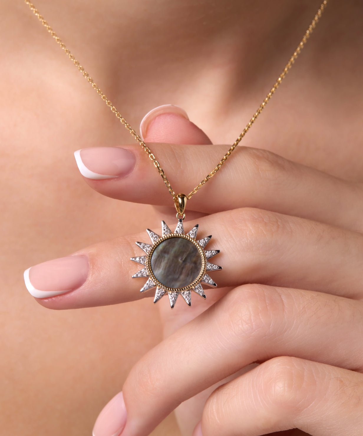 Rays Necklace in Diamond and Black Mother of Pearl - 18k Gold - Lynor