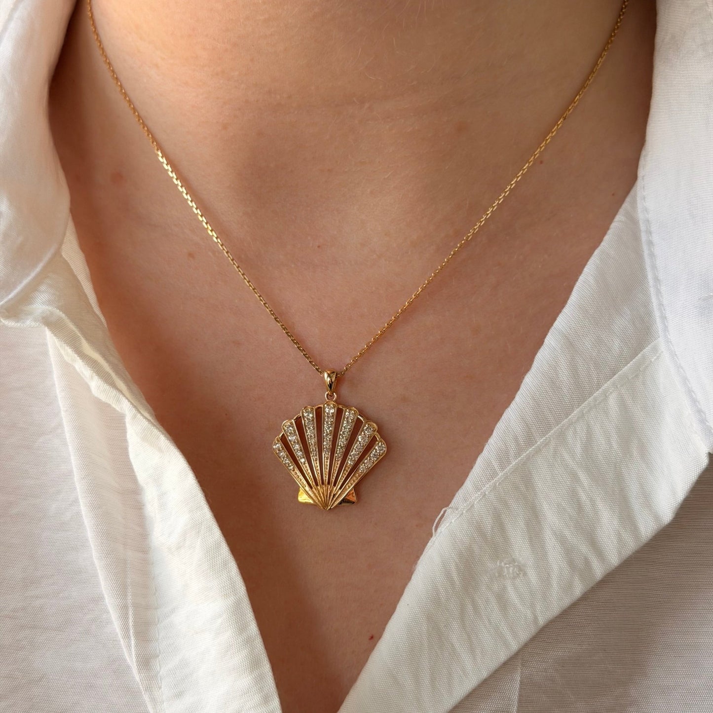 Seashell Necklace in Diamond - 18k Gold - Lynor