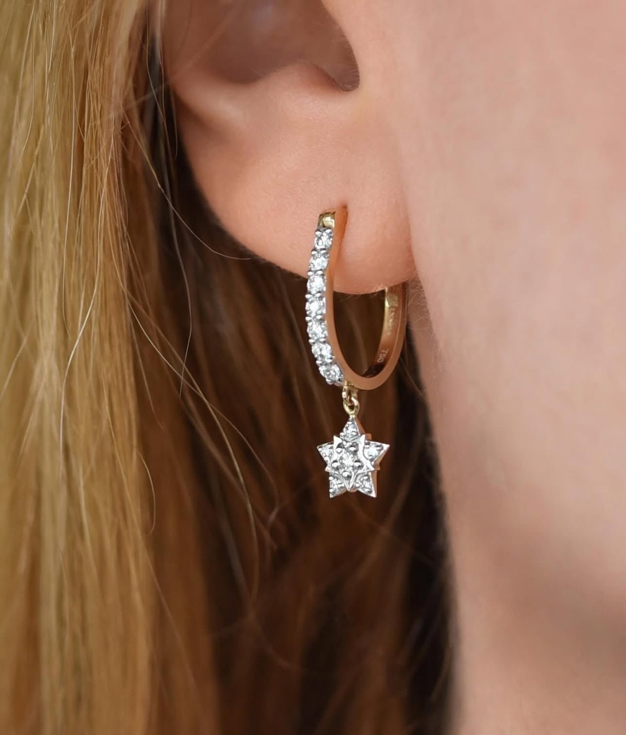 Stella Huggie Earrings in Diamond - 18k Gold - Lynor