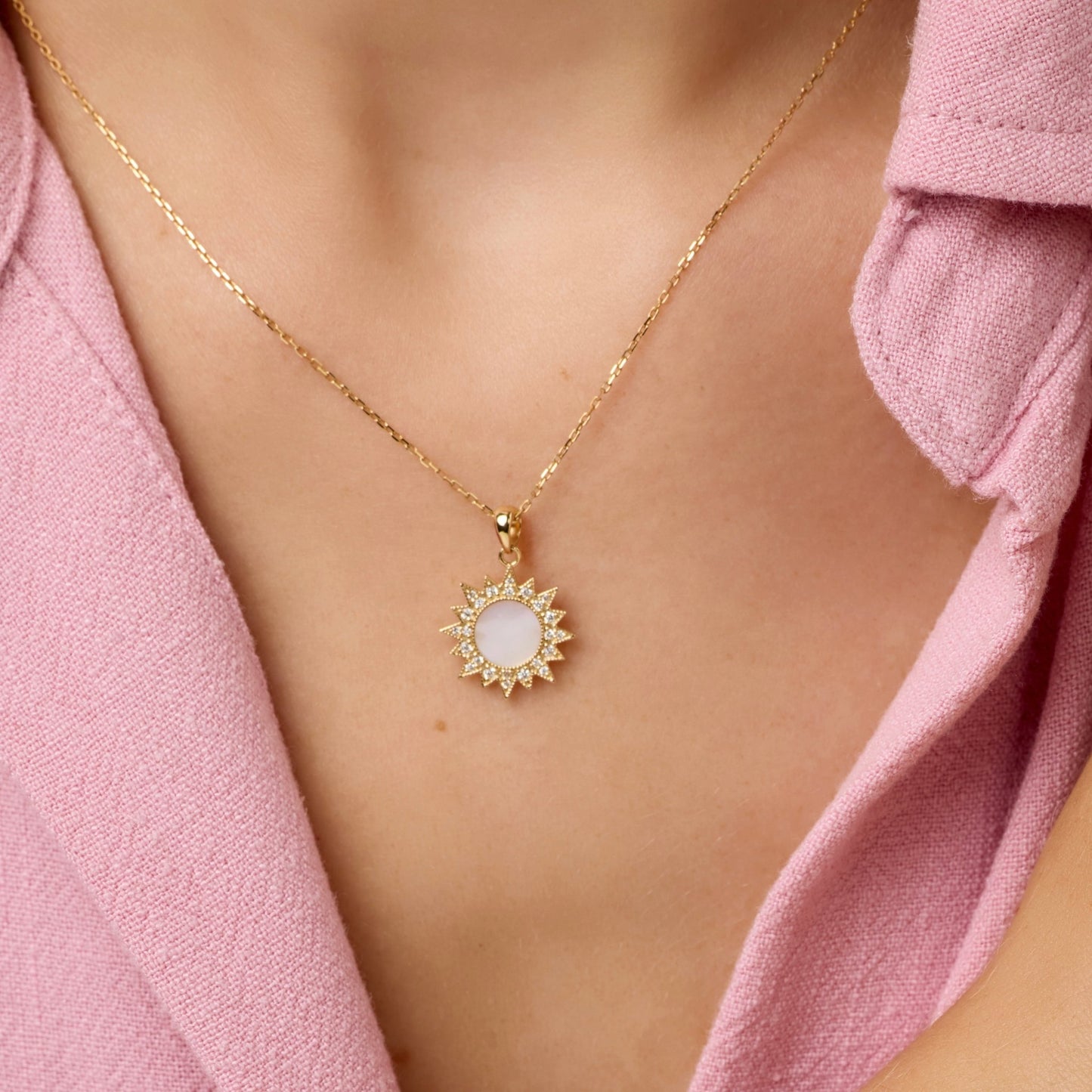 Sunbeam Necklace in Diamond and Mother of Pearl - 18k Gold - Lynor