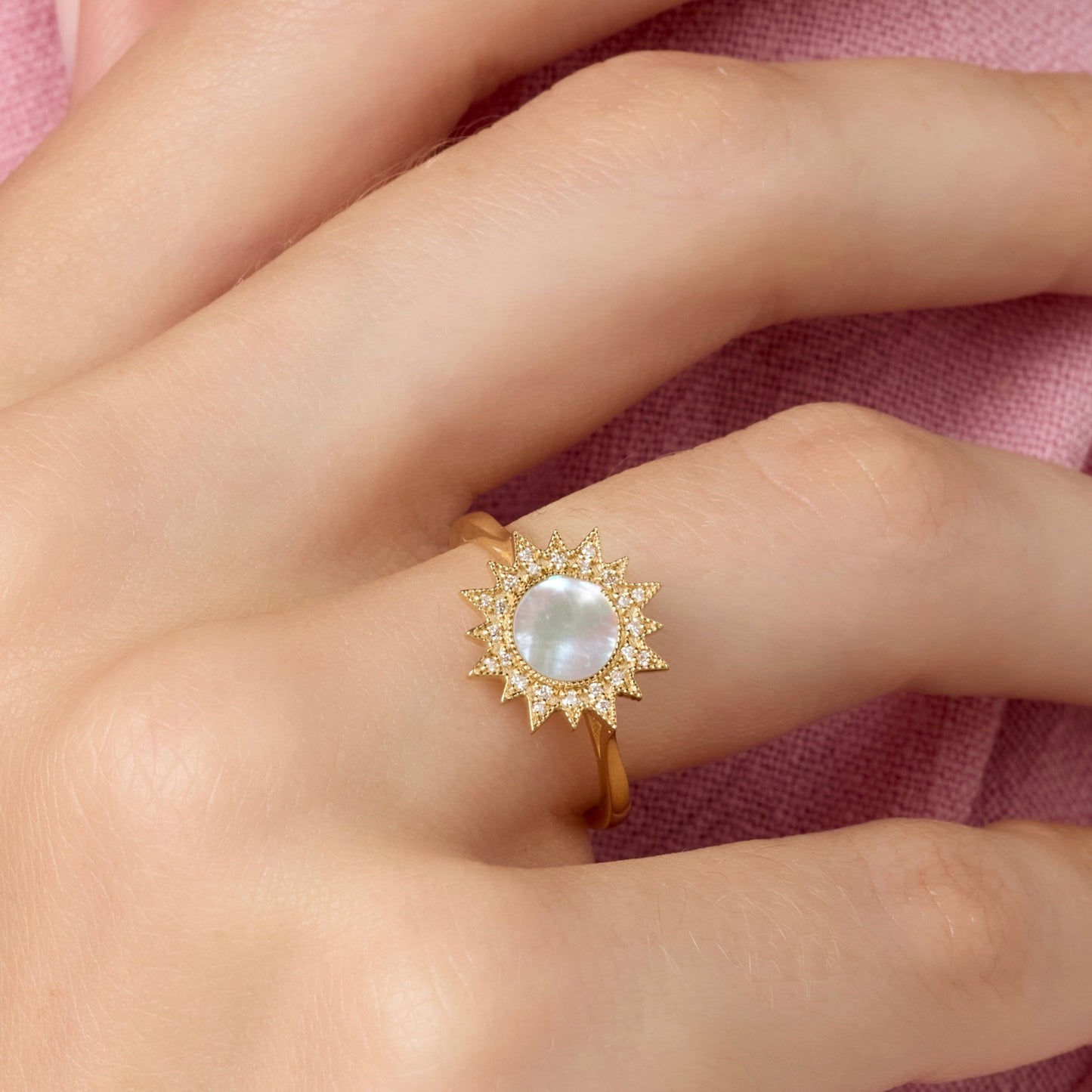 Sunbeam Ring in Diamond and Mother of Pearl - 18k Gold - Lynor