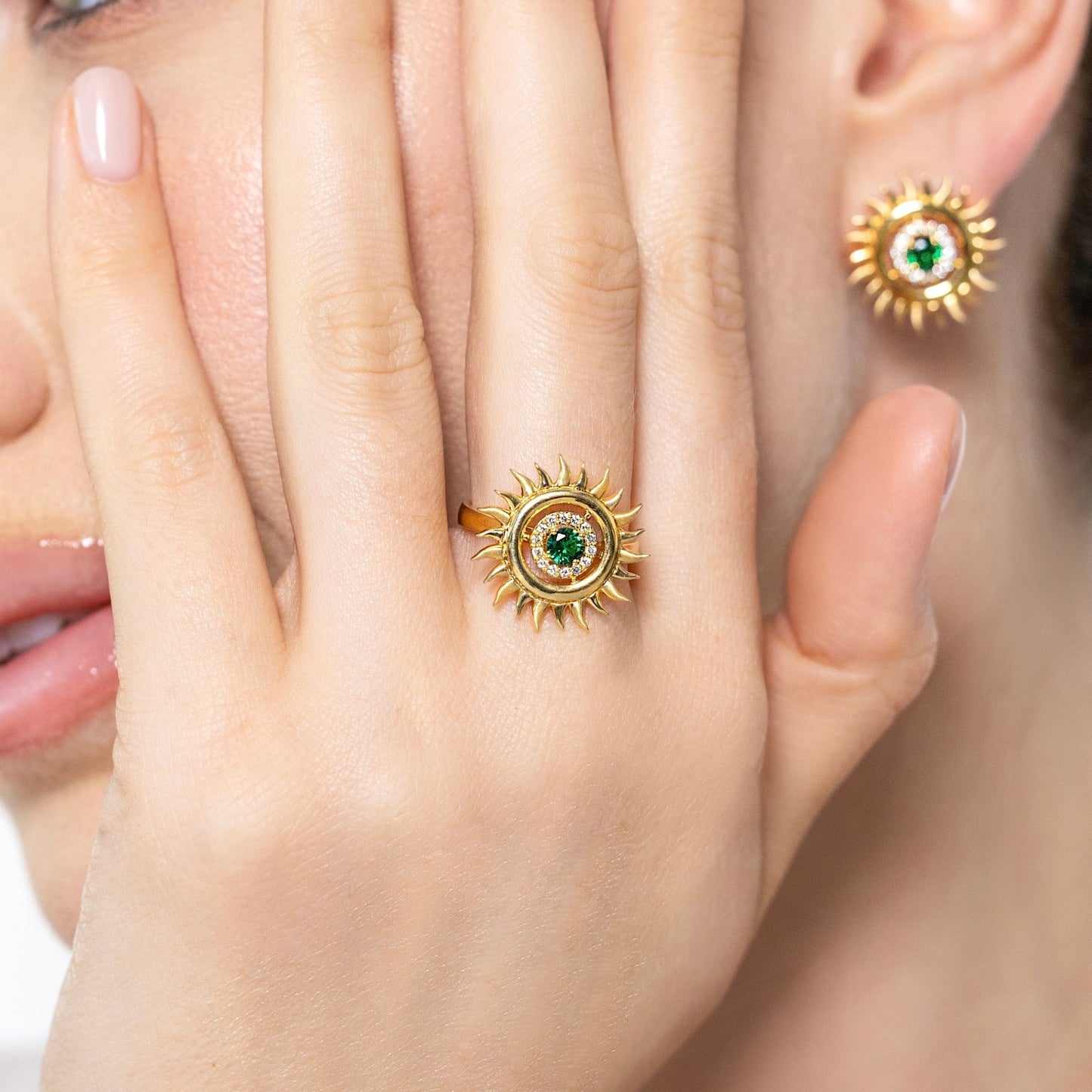 Sunflare Earrings in Diamond and Emerald - 18k Gold - Lynor