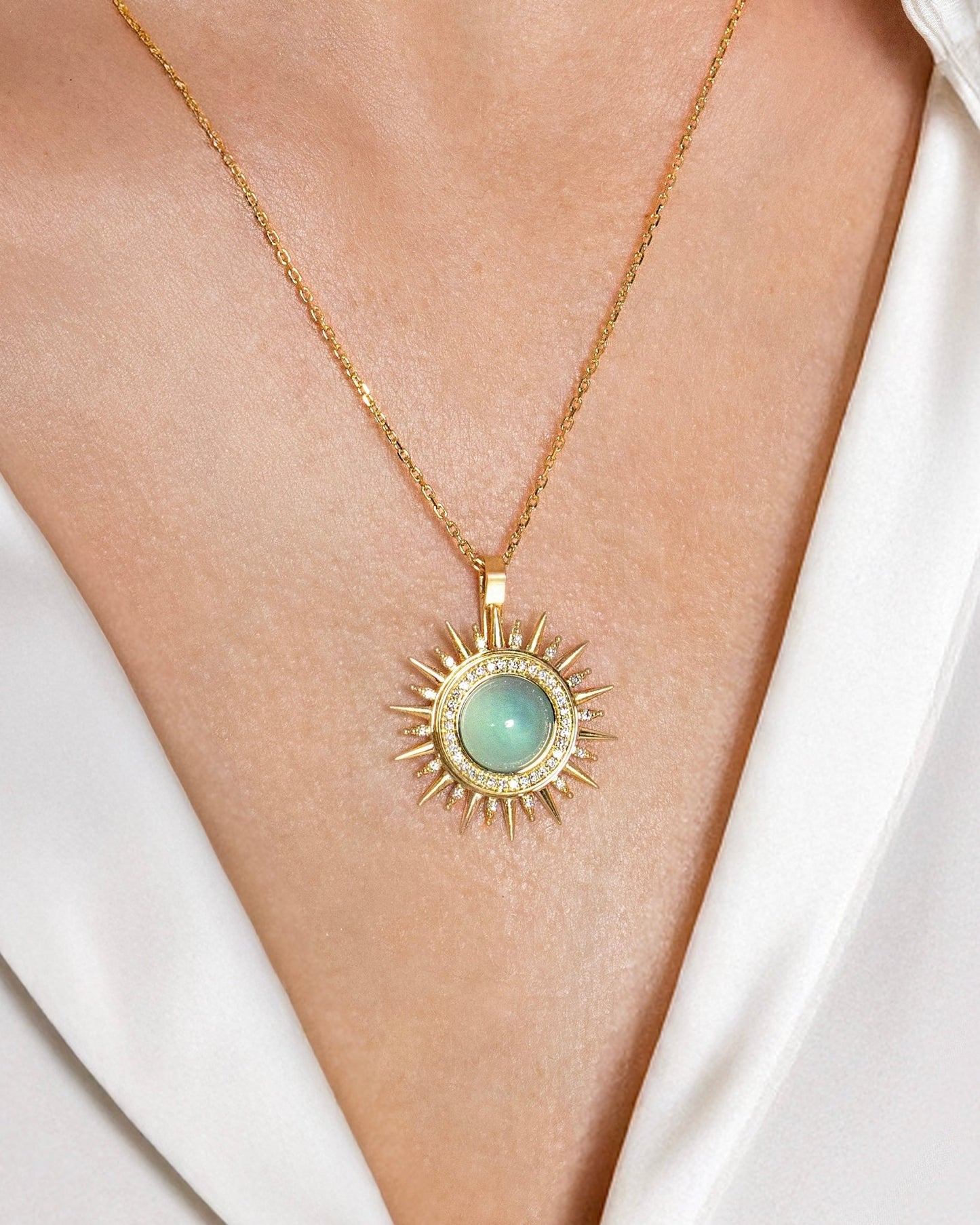 Sunrays Necklace in Diamond and Calcedony - 18k Gold - Lynor