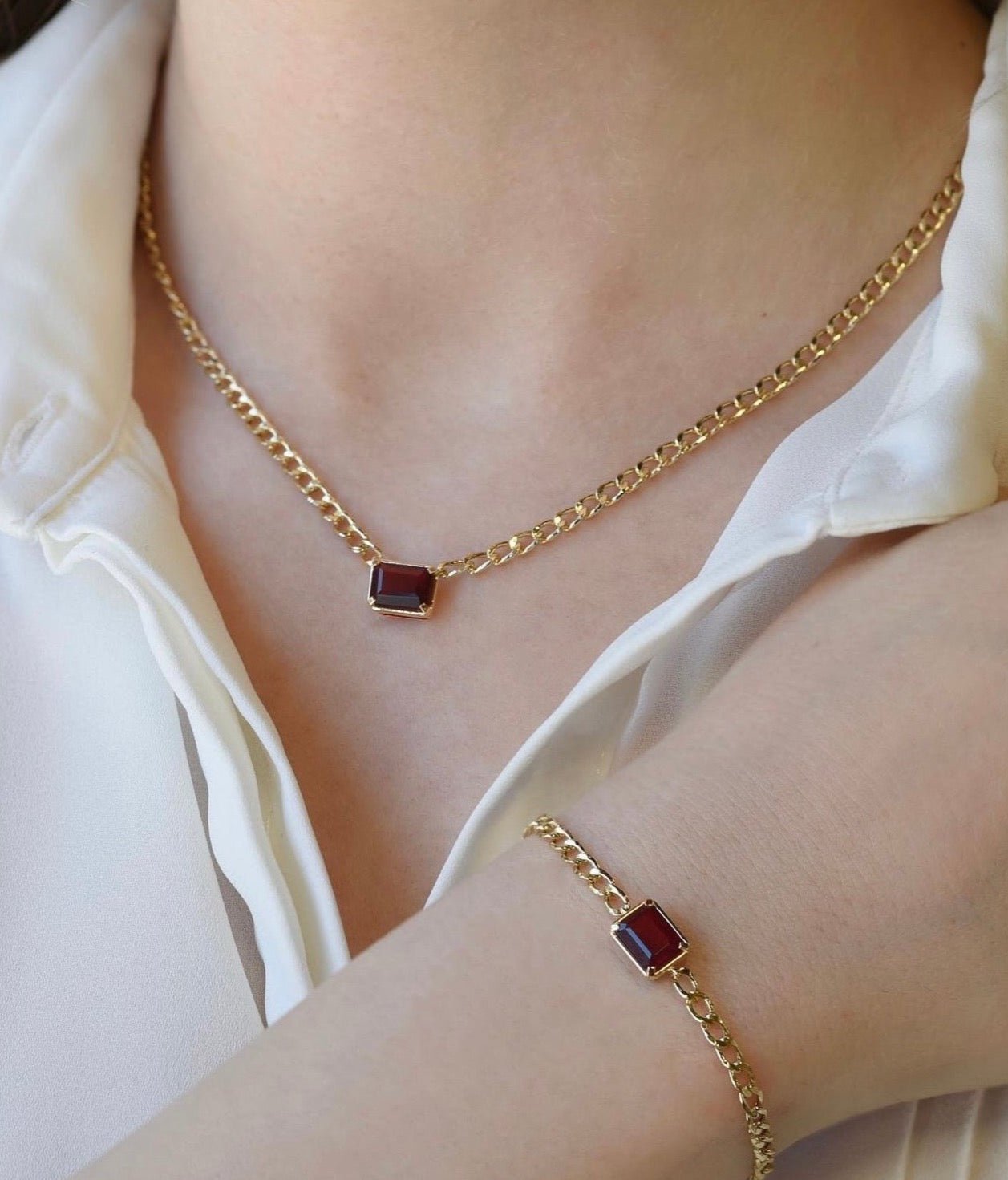 Emily Set in Garnet - 18k Gold - Lynor