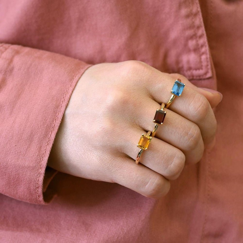 Mica Ring in Garnet - 18k Gold - Ly