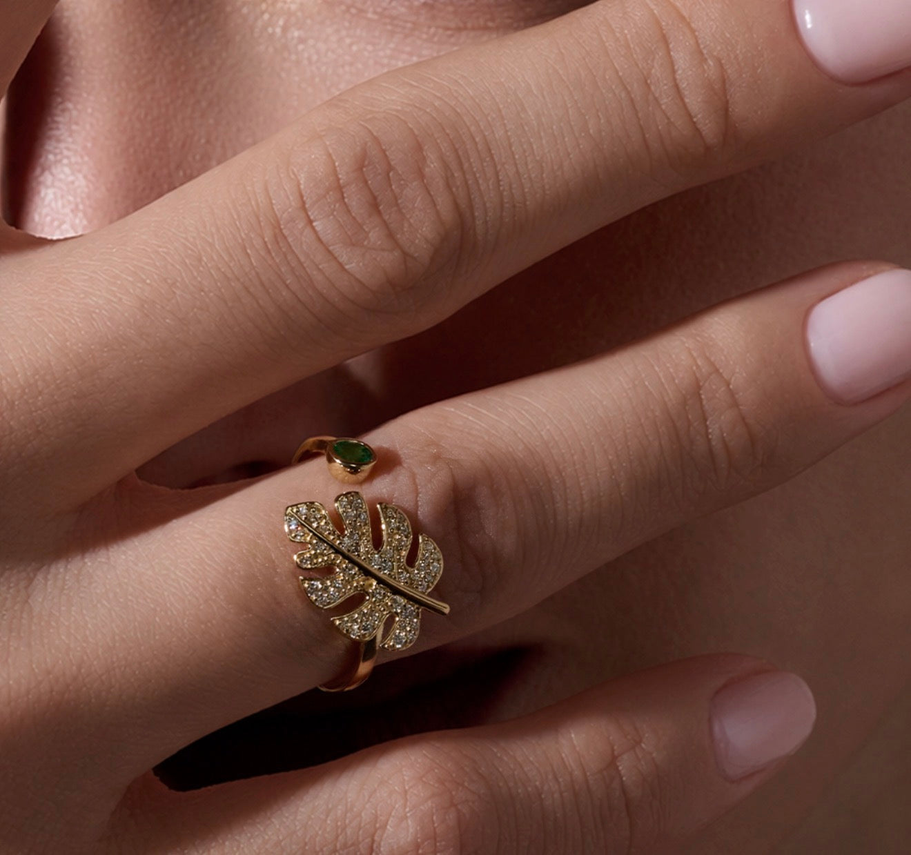 Monstera Open Ring in Diamond and Emerald
