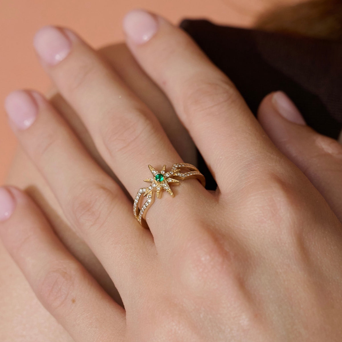 Astra Nova Ring in Diamond and Emerald - 18k Gold - Lynor
