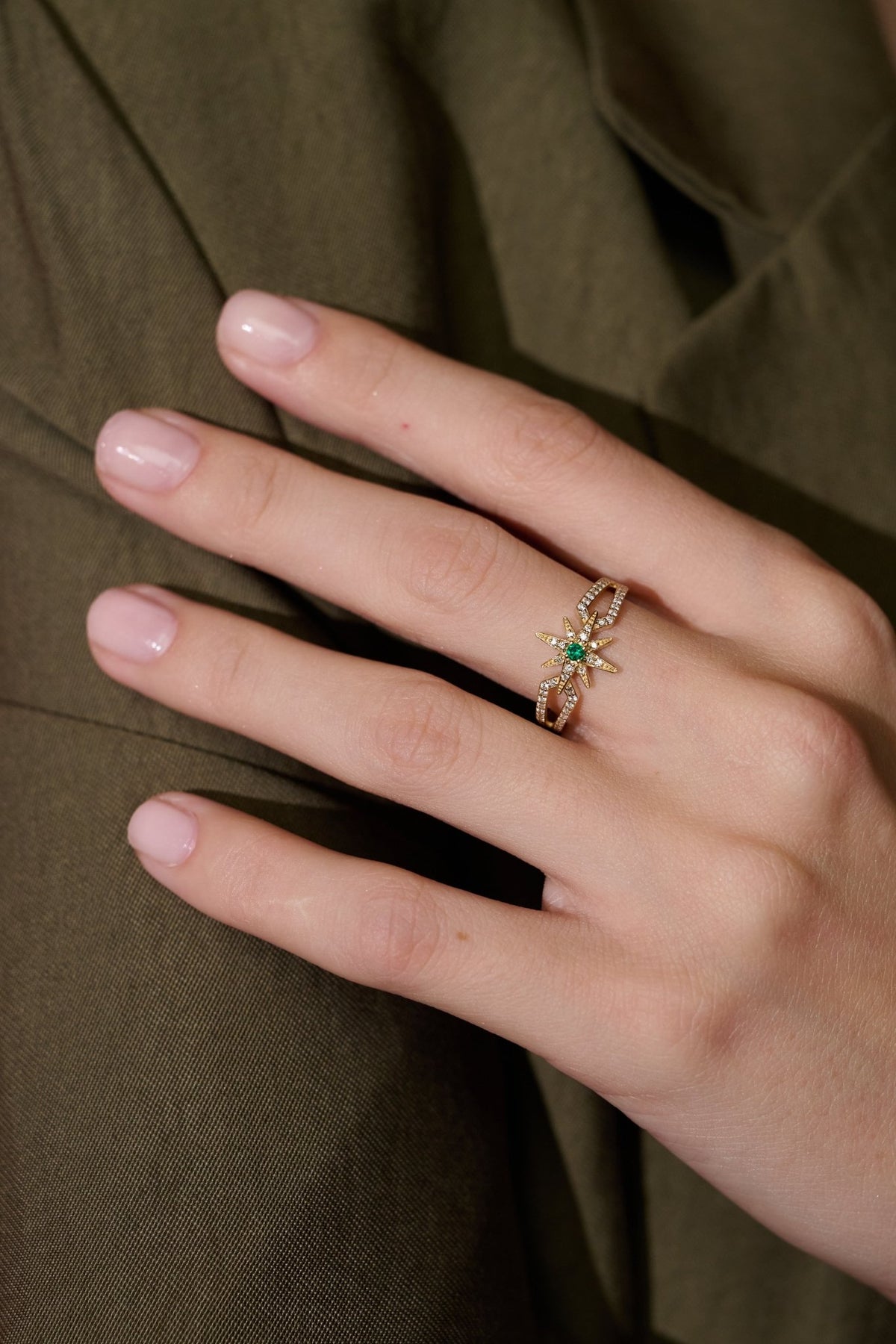 Astra Nova Ring in Diamond and Emerald - 18k Gold - Lynor