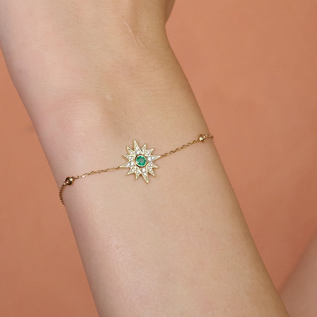 Astra Sol Bracelet in Diamond and Emerald - 18k Gold - Lynor