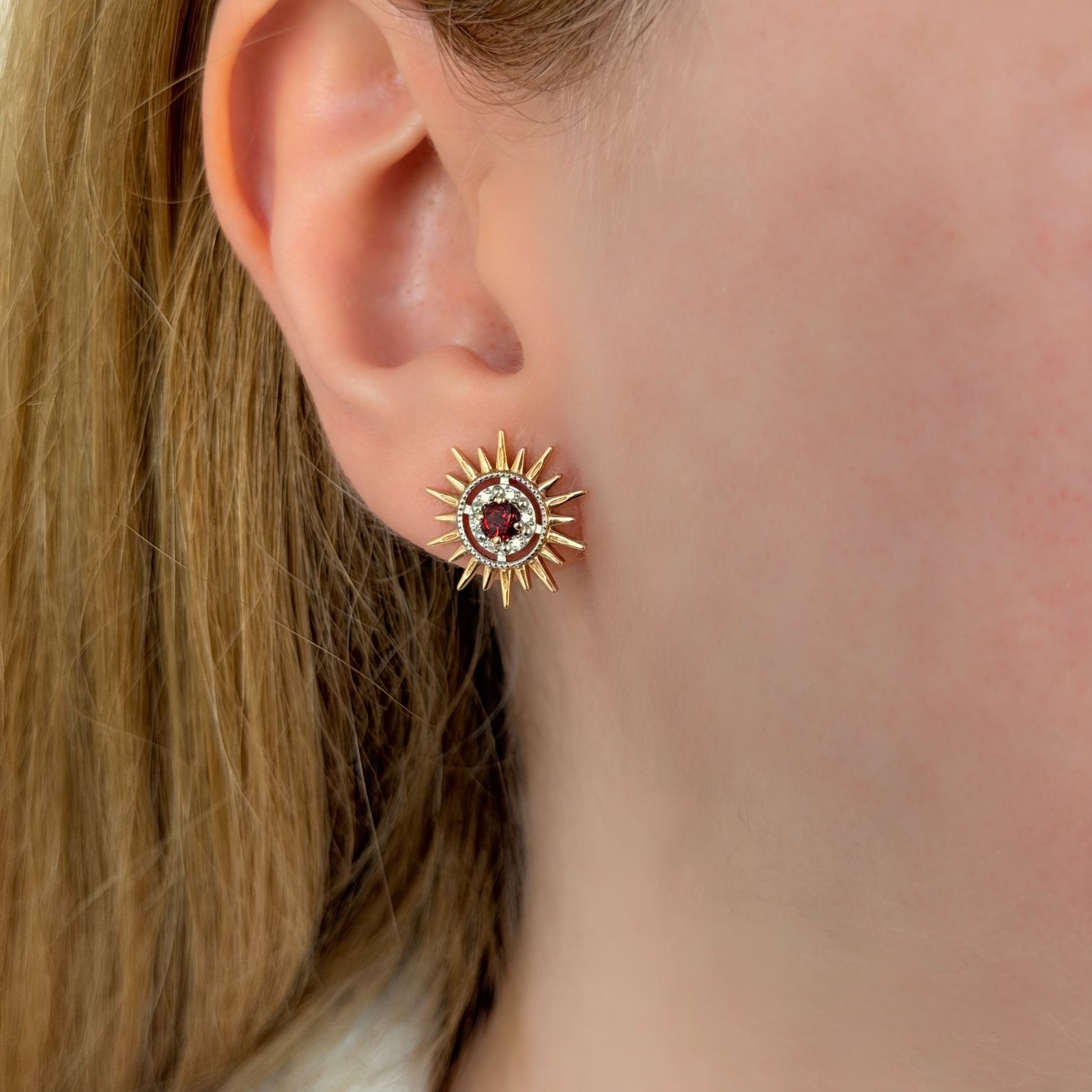 Aurore Earrings in Diamond and Garnet - 18k Gold - Lynor