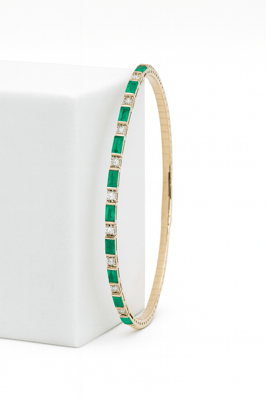 Baguette Bangle in Diamond and Emerald - 18k Gold - Lynor