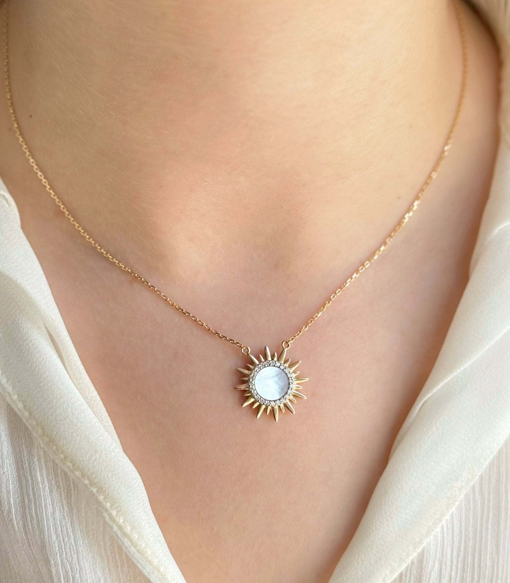 Clara Necklace in Diamond and Mother of Pearl - 18k Gold - Lynor