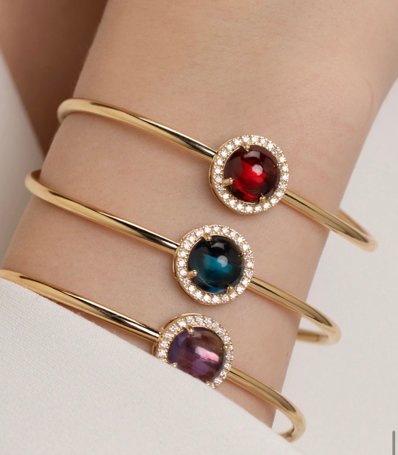Elira Bangle in Diamond and London - Blue Topaz - 18k Gold - Lynor