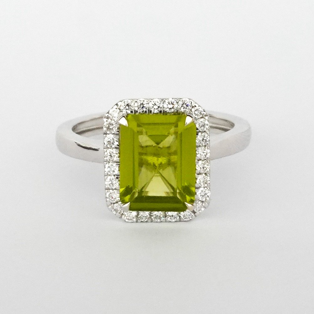 Ellis Ring in Diamond and Peridot - 18k Gold - Lynor