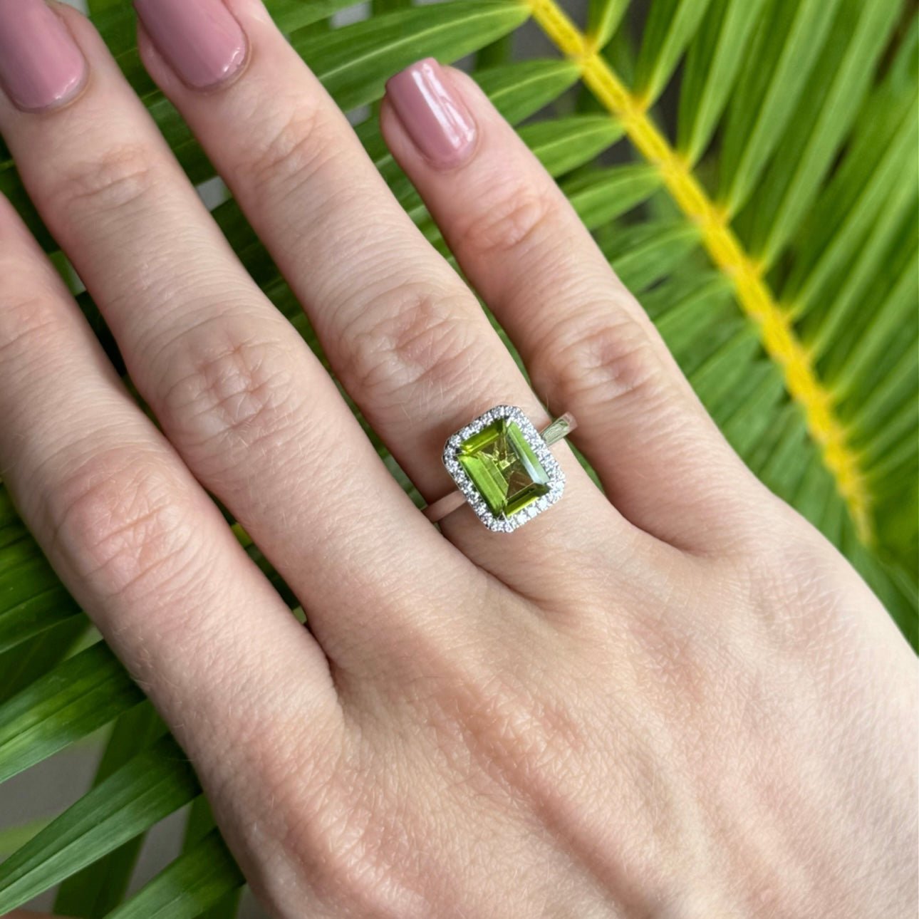 Ellis Ring in Diamond and Peridot - 18k Gold - Lynor