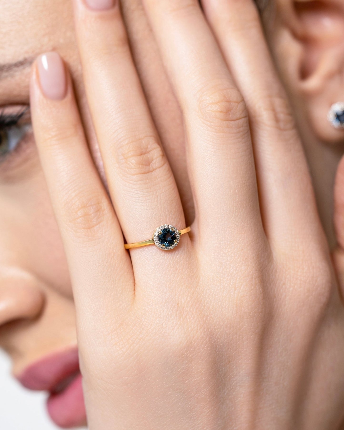 Elona Ring in Diamond and Topaz - 18k Gold - Lynor