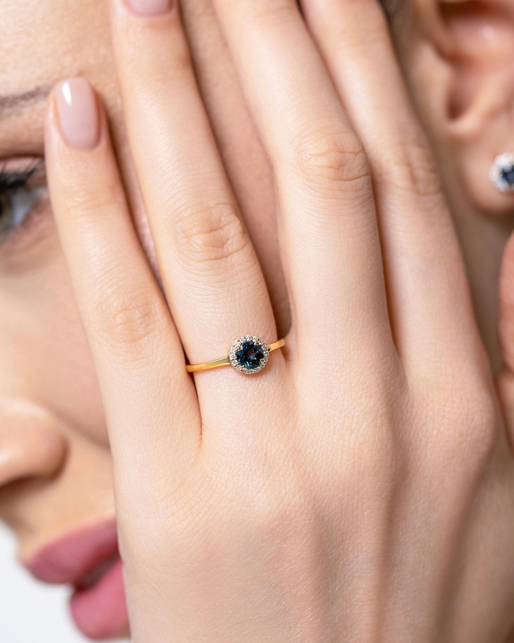 Elona Ring in Diamond and Topaz - 18k Gold - Lynor