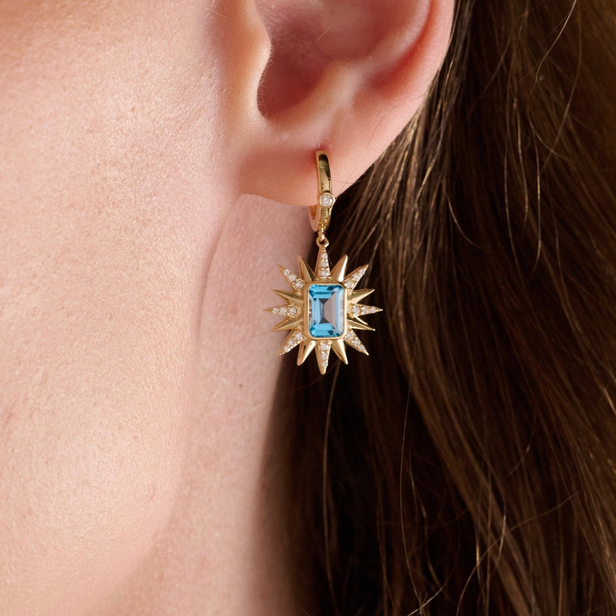 Estelle Hoops Earrings in Diamond and Topaz - 18k Gold - Lynor