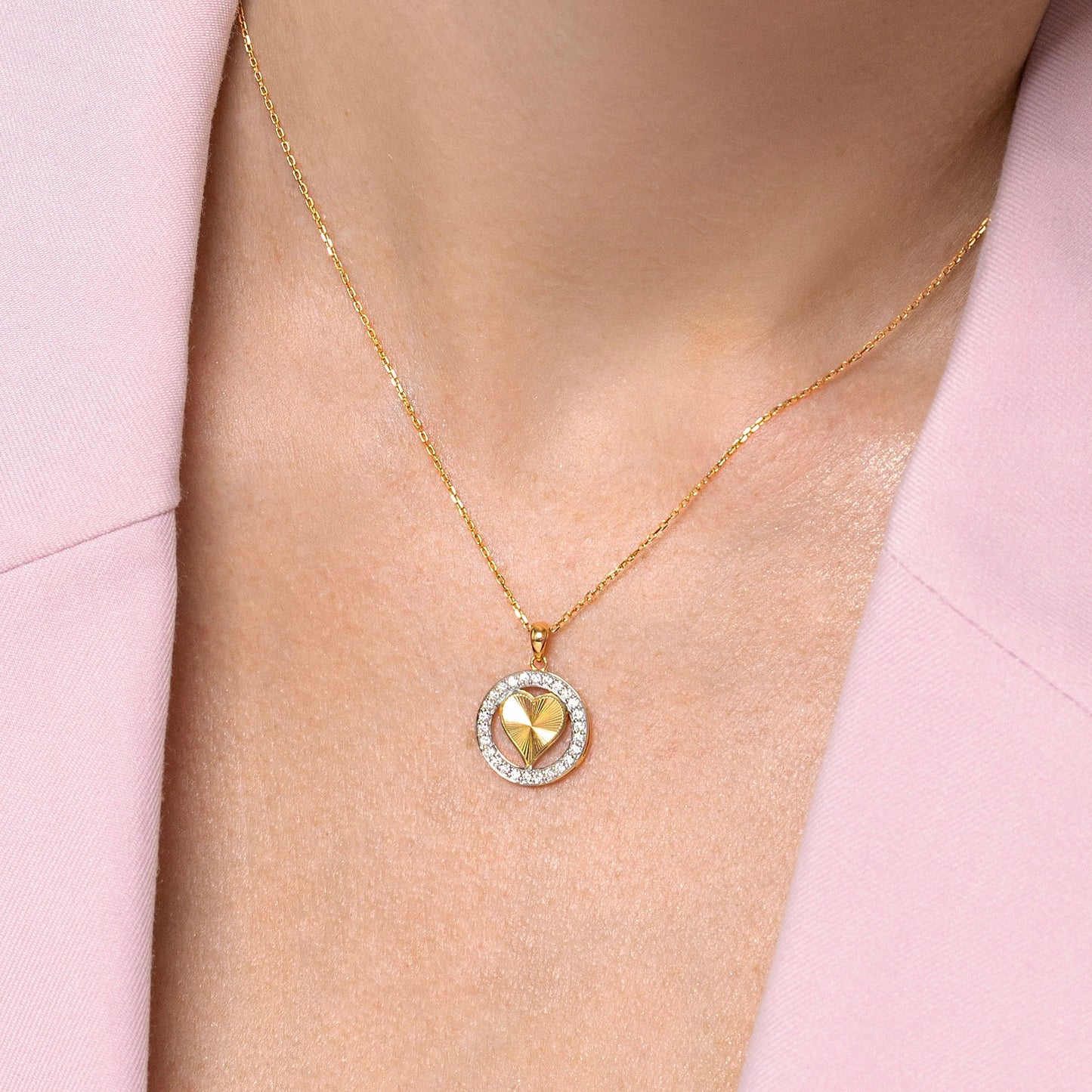 Halo Heart Necklace in Diamond - 18k Gold - Lynor