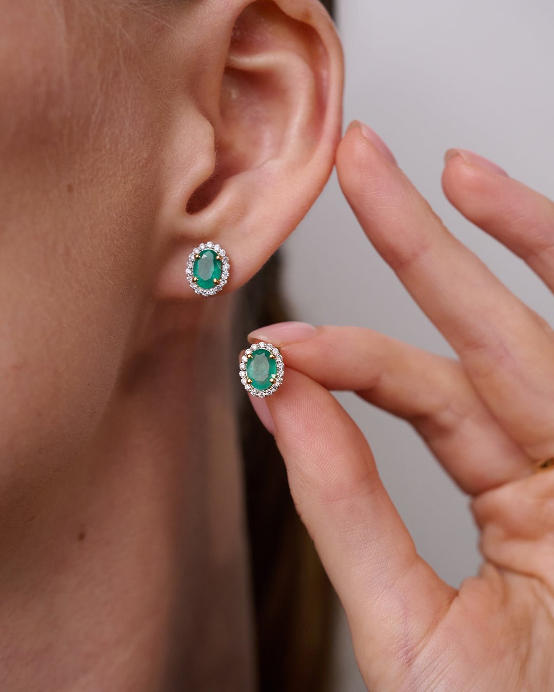 Luana Earrings in Diamond and Emerald - 18k Gold - Lynor