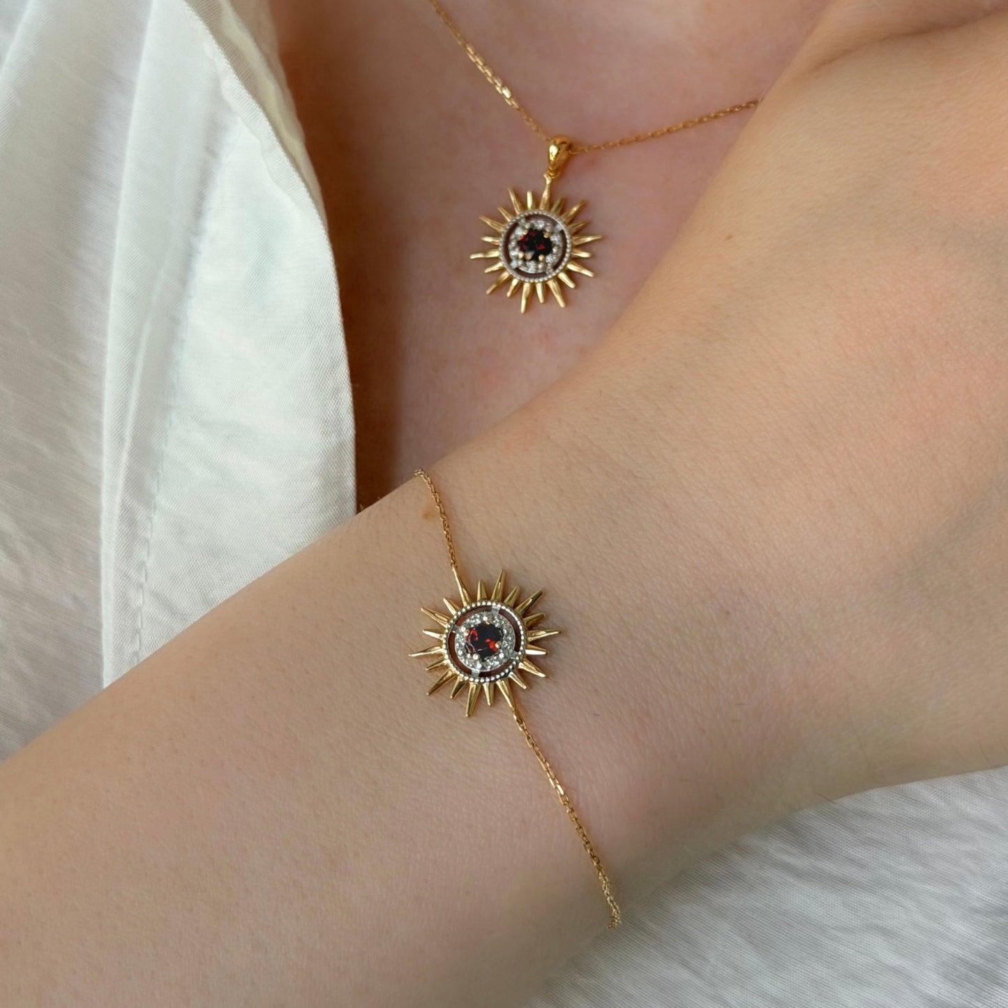 Mini Aurore Necklace in Diamond and Garnet - 18k Gold - Lynor