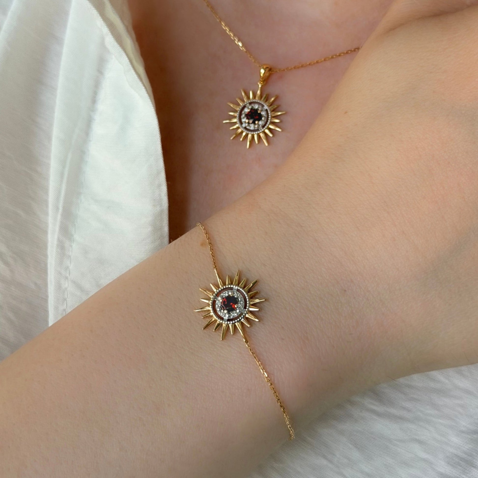 Mini Aurore Necklace in Diamond and Garnet - 18k Gold - Lynor