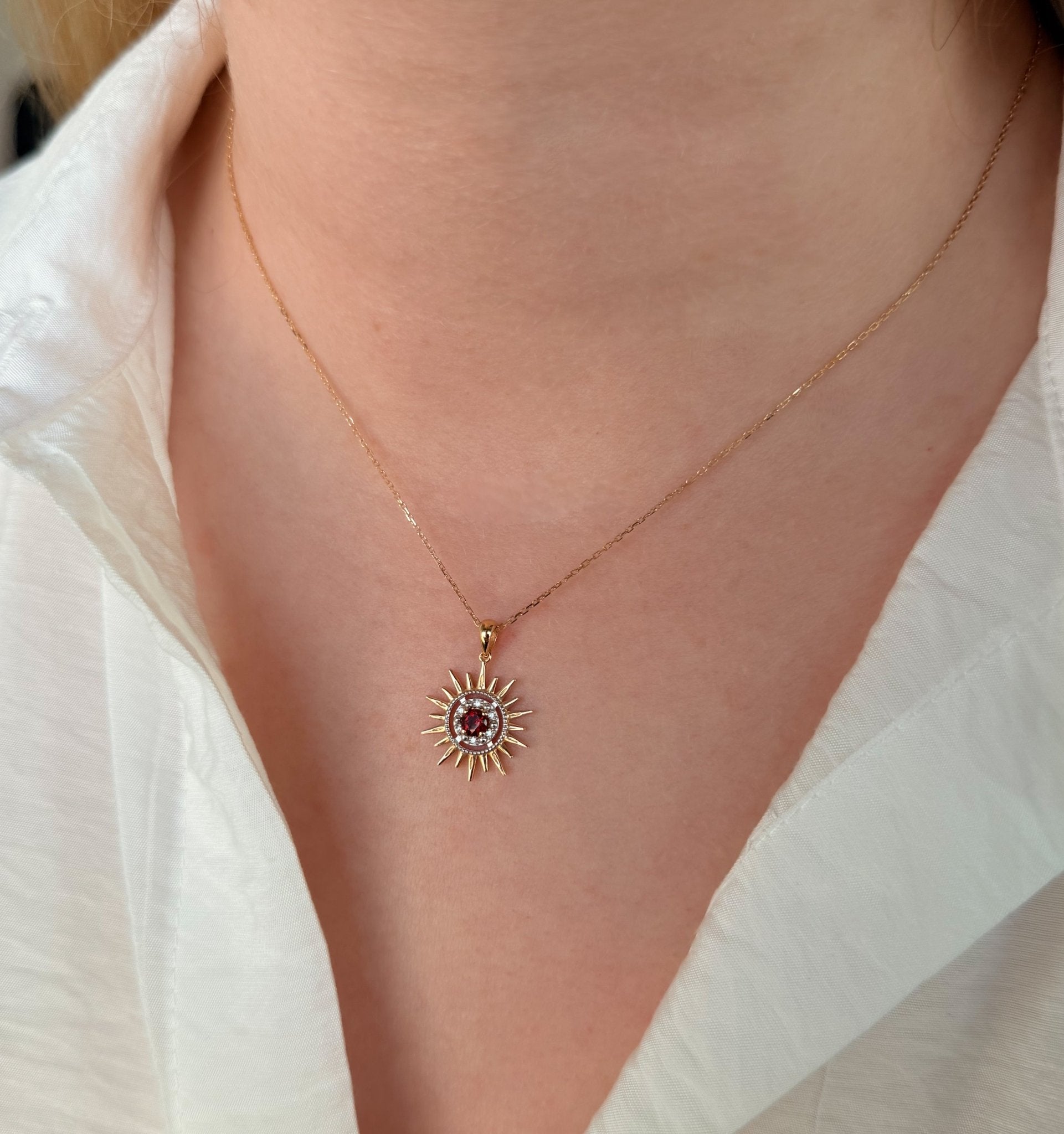 Mini Aurore Necklace in Diamond and Garnet - 18k Gold - Lynor