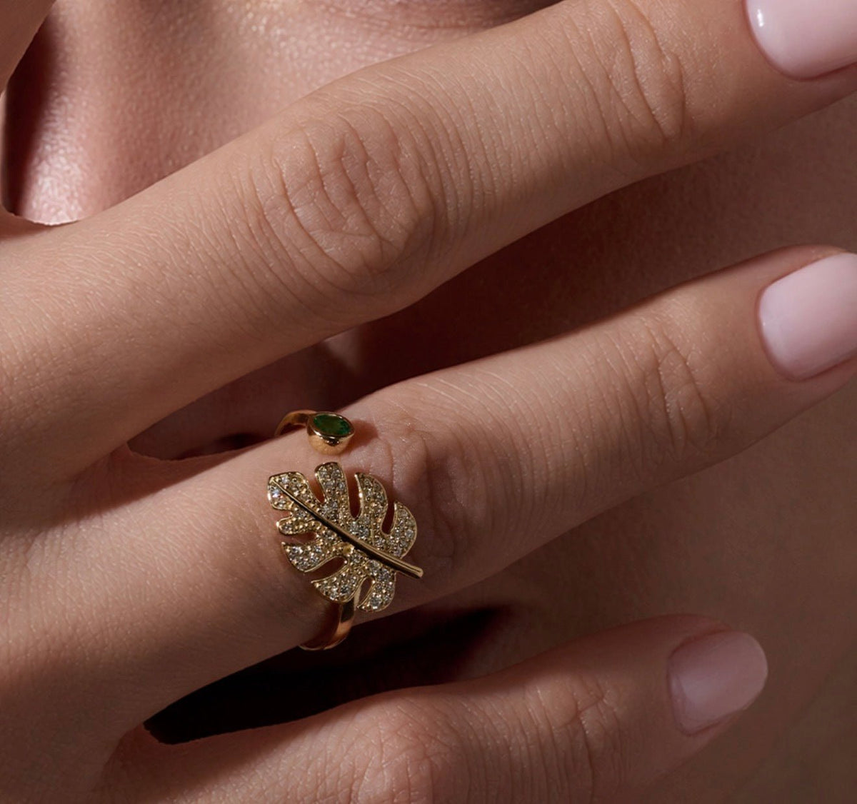 Monstera Open Ring in Diamond and Emerald - 18k Gold - Lynor
