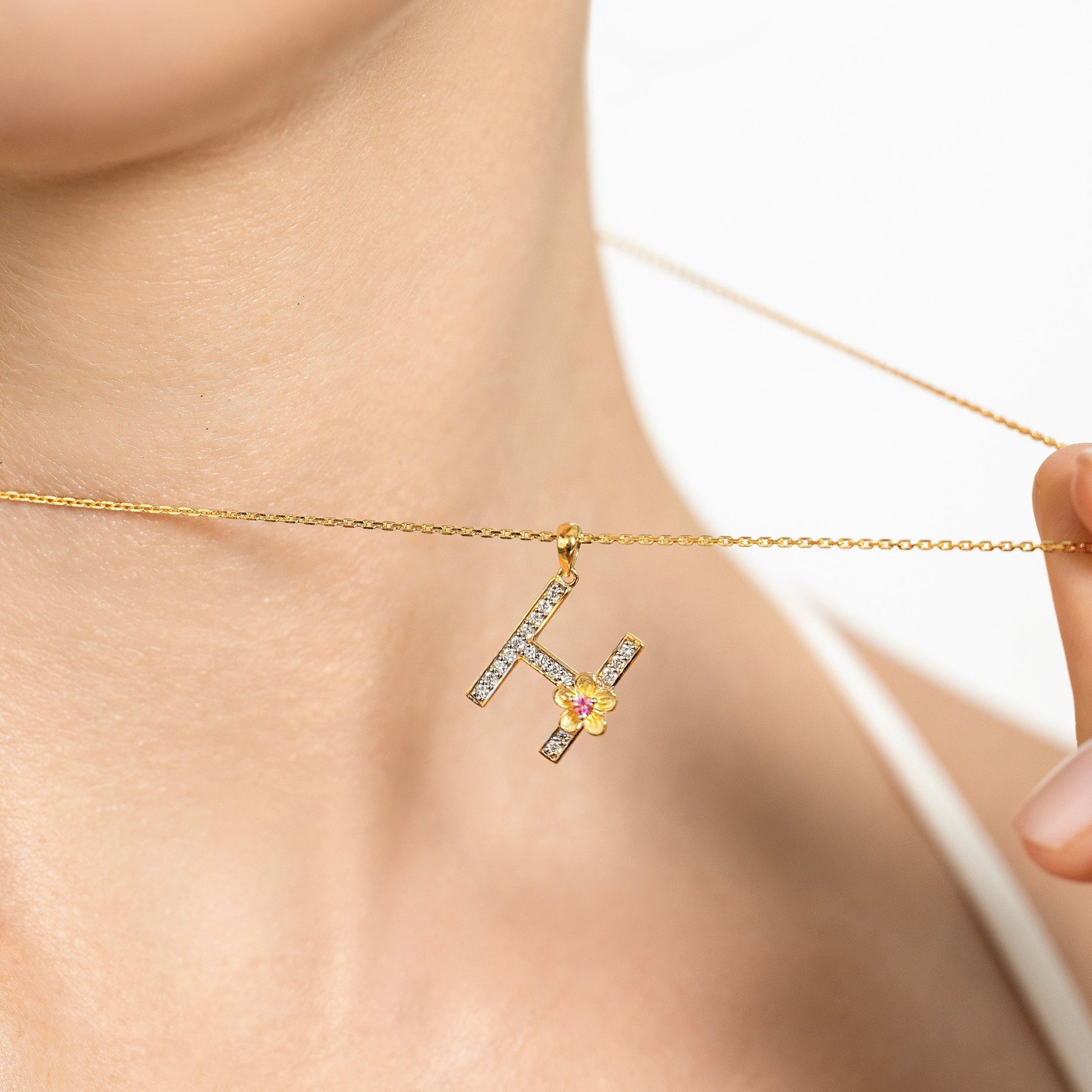 My Rose H Letter Necklace in Diamond - 18k Gold - Lynor