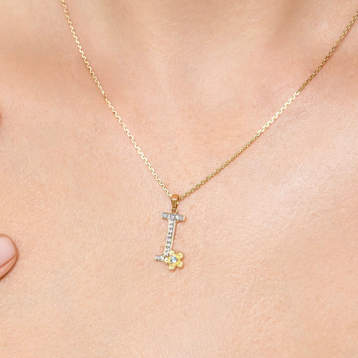 My Rose I Letter Necklace in Diamond - 18k Gold - Lynor