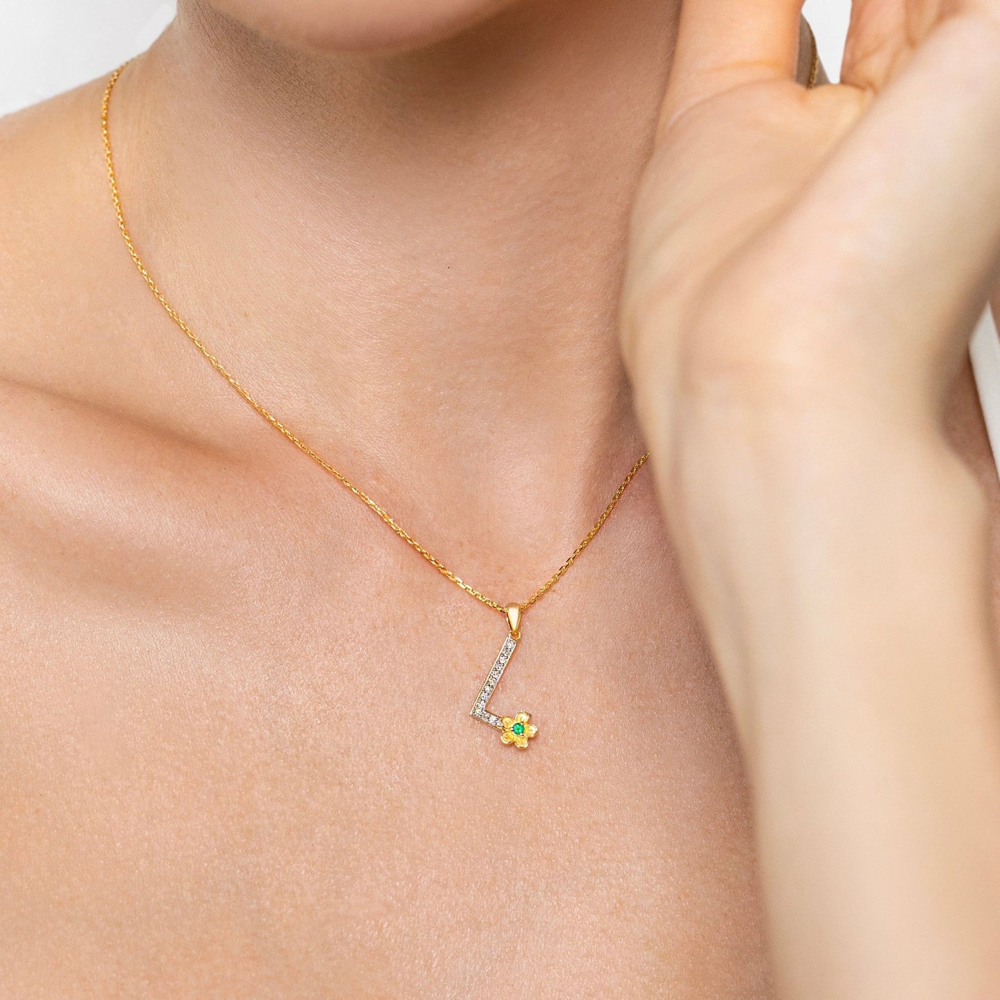 My Rose L Letter Necklace in Diamond - 18k Gold - Lynor